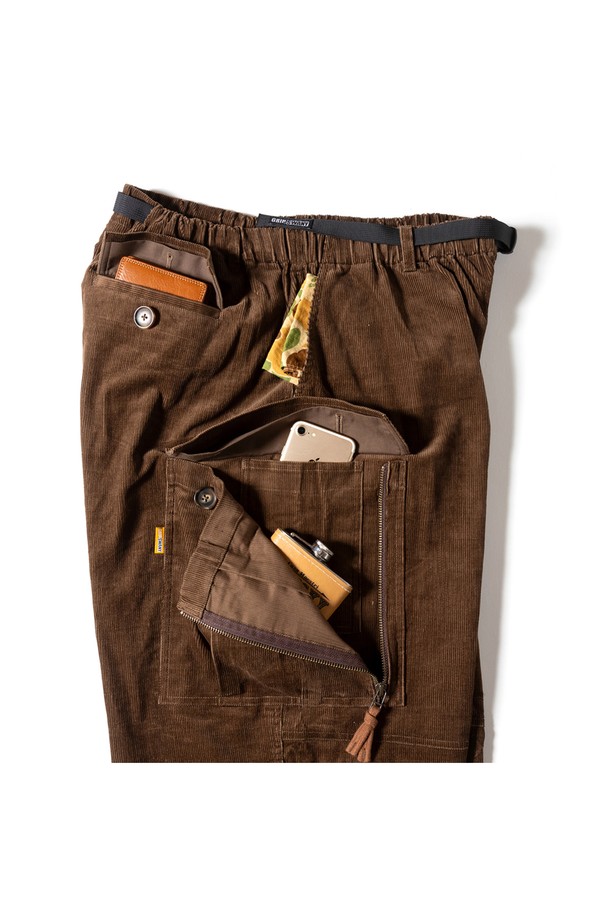 [GSMP-067] 코듀로이 부쉬 팬츠 모카는 가을, 겨울 시즌에 어울리는 남성용 긴바지입니다. 밀리터리, 캐주얼 스타일을 아우르는 디자인으로, 밴딩 허리와 루즈핏으로 편안한 착용감을 제공합니다. 부드러운 코듀로이와 면 혼방 소재로 제작되었으며, 두꺼운 두께감으로 따뜻함을 더합니다. 스핀들 테이프 당김 손잡이, 밑단 스트링, 포켓 디테일이 특징이며, 캠핑룩, 산책룩, 캐주얼, 클래식, 워크웨어 스타일을 연출하기 좋습니다. 무지 디자인의 모카 컬러로 다양한 상의와 손쉽게 매치할 수 있습니다.
