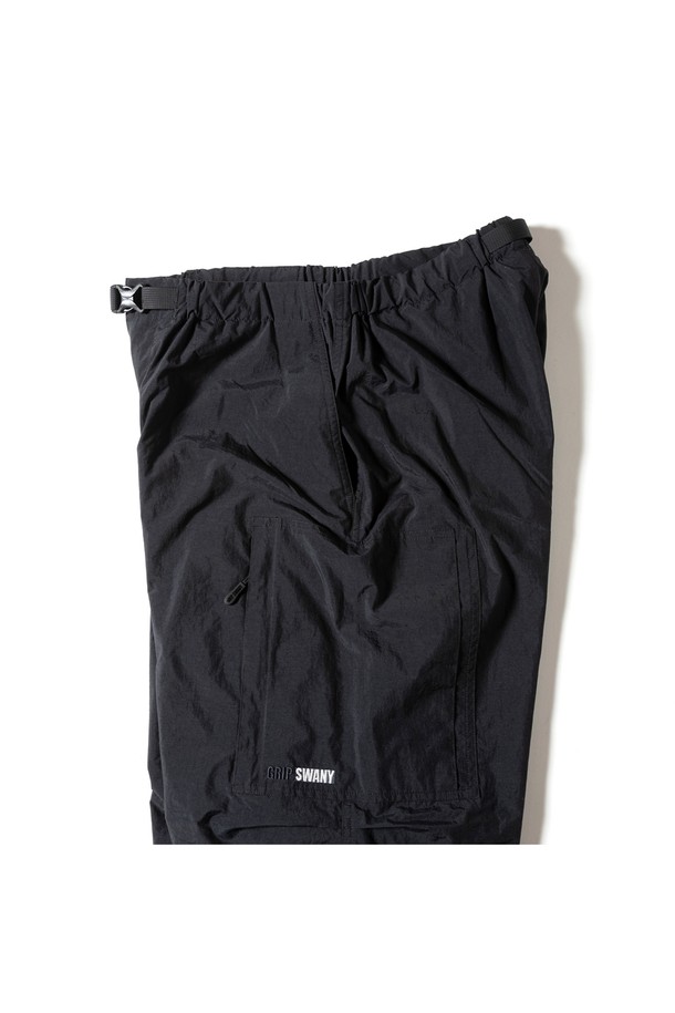 [GSMP-070] 브러쉬드 메쉬 라이닝 필드 팬츠 블랙은 남성용 필드 팬츠로, 가을과 겨울에 착용하기 좋습니다. MACLOWLY® 소재를 사용하여 내구성이 뛰어나며, 발수 및 보온 기능을 제공합니다. 와이드핏에 두꺼운 두께감으로 제작되었으며, 기모 메쉬 안감으로 편안한 착용감을 선사합니다. 무릎 액션 프리츠 디자인과 주름이 잘 생기지 않는 특징으로 활동성과 관리가 용이합니다. 등산룩, 캠핑룩, 고프코어 및 스포티, 워크웨어 스타일을 즐기는 분들께 추천합니다.
