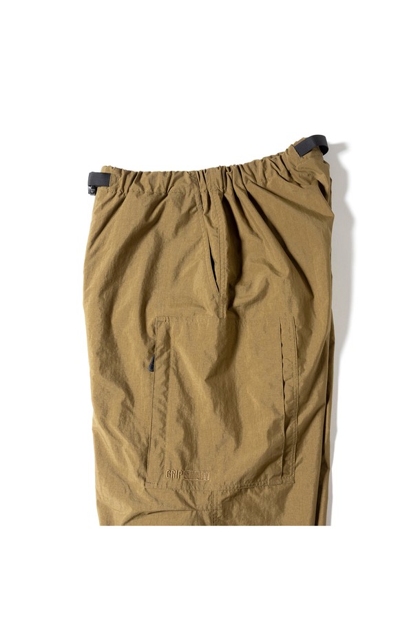 [GSMP-070] 브러쉬드 메쉬 라이닝 필드 팬츠 코요테는 남성용 필드 팬츠로, 가을과 겨울에 적합한 두꺼운 두께감과 보온성을 제공합니다. 발수 기능과 톤온톤 무지의 코요테 컬러가 특징이며, 밀리터리 및 아웃도어 스타일을 연출합니다. MACLOWLY® 소재를 사용하여 내구성을 높였으며, 무릎 액션 프리츠 디테일로 활동성을 더했습니다. 와이드핏으로 편안함을 강조하며, 기모 메쉬 안감으로 부드러운 착용감을 선사합니다. 캠핑룩, 등산룩, 여행룩, 고프코어 및 워크웨어 스타일을 즐기는 분들께 추천합니다.
