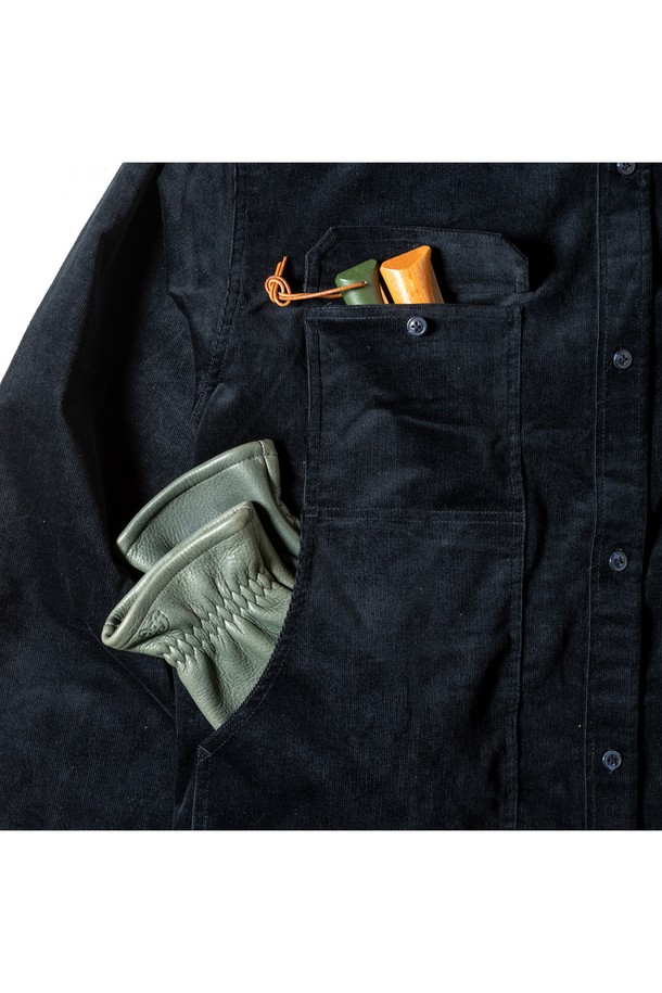 [GSMSH-072] 코듀로이 스트레치 필드 셔츠 블랙은 가을, 겨울철 남성분들을 위한 차이나칼라 디자인의 필드 셔츠입니다. 부드러운 촉감의 코듀로이 소재에 신축성을 더하여 편안한 착용감을 선사하며, 레귤러 핏과 넉넉한 기장으로 제작되었습니다. 워크웨어와 캐주얼 스타일 모두 소화 가능하며, 출근룩과 모임룩으로 활용하기 좋습니다. 블랙 컬러의 무지 디자인에 패치 포켓 디테일이 더해져 실용성을 높였습니다. 
