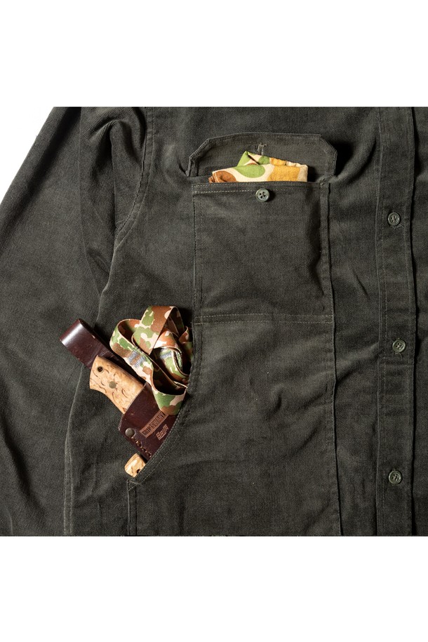 [GSMSH-072] 코듀로이 스트레치 필드 셔츠 모스 그린은 가을, 겨울 시즌에 어울리는 남성용 필드 셔츠입니다. 모스 그린 컬러의 레귤러핏으로, 캐주얼, 밀리터리 스타일을 연출할 수 있습니다. 부드러운 촉감의 코듀로이 소재에 스트레치 기능이 더해져 편안한 착용감을 제공하며, 두꺼운 두께감으로 보온성을 높였습니다. 넉넉한 수납을 위한 대용량 패치 포켓과 차이나 칼라 디자인이 특징입니다. 출근룩, 캠핑룩 등 다양한 TPO에 활용 가능하며, 캐주얼, 클래식, 워크웨어 스타일을 즐겨 입는 분들께 추천합니다.
