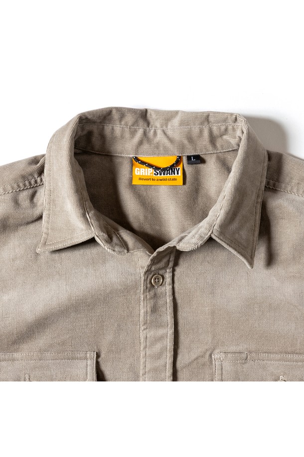 GSMSH-072 코듀로이 스트레치 필드 셔츠 베이지는 가을, 겨울 시즌 남성들을 위한 필드 셔츠입니다. 부드러운 촉감의 두꺼운 코듀로이 소재로 제작되어 보온성과 신축성을 제공하며, 일상과 워크웨어 스타일 모두 소화 가능합니다. 차이나칼라와 레귤러핏 디자인, 그리고 넉넉한 수납을 위한 대용량 패치 포켓 디테일이 특징입니다. 캐주얼, 워크웨어, 클래식 스타일을 아우르며 출근룩, 캠핑룩 등 다양한 TPO에 활용하기 좋습니다. 베이지 컬러의 무지 디자인으로 어떤 스타일에도 쉽게 매치할 수 있습니다.
