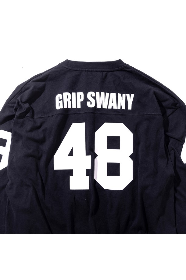 [GSMCT-073] 풋볼 티셔츠 블랙은 스포티함과 캐주얼함을 동시에 담아낸, 남녀 공용 풋볼 티셔츠입니다. 8온스 오픈엔드 텐지르 소재로 제작되어 부드러운 촉감을 선사하며, 레귤러핏으로 편안한 착용감을 제공합니다. 봄, 여름, 가을 시즌에 활용하기 좋으며, 피트니스룩 또는 캠핑룩 등 다양한 TPO에 매치하기 좋습니다. 앞뒤 소매 넘버링 프린트 디테일이 돋보이는 디자인으로, 캐주얼, 미니멀 스타일을 즐겨 입는 분들께 추천합니다. 라운드넥과 긴소매 기장으로, 데일리룩으로도 활용하기 좋습니다.
