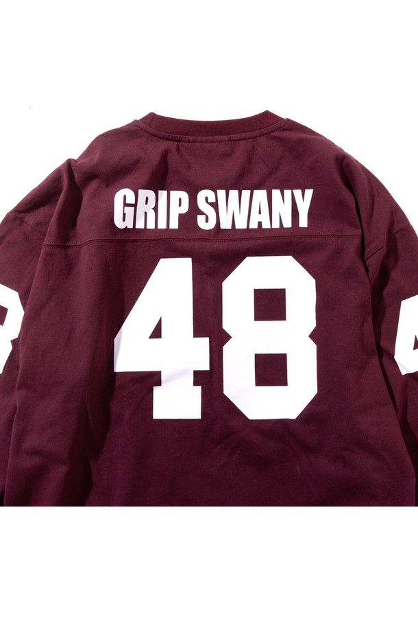 **[GSMCT-073] 풋볼 티셔츠 버건디**는 스포티한 스타일과 캐주얼한 분위기를 동시에 연출하는 긴소매 티셔츠입니다. 8온스 오픈엔드 텐지르 면 소재로 제작되어 부드러운 촉감을 선사하며, 두꺼운 두께감으로 따뜻하게 착용할 수 있습니다. 라운드넥 디자인에 앞뒤 소매 넘버링 프린팅으로 포인트를 더했으며, 버건디 컬러가 매력적인 제품입니다. 스포츠 활동은 물론, 일상에서도 편안하게 즐길 수 있는 아이템입니다.
