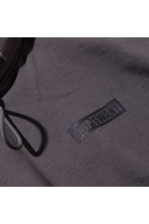 [GSMCT-075] GS 스웨트 후디 스틸 그레이는 봄, 가을, 겨울 모두 활용 가능한 공용 후드티입니다. 부드러운 면 소재로 제작되어 편안한 촉감을 제공하며, 루즈핏 실루엣으로 여유로운 착용감을 선사합니다. 무지 디자인에 스틸 그레이 컬러가 더해져 캐주얼하고 베이직한 스타일을 연출하며, 코드 스토퍼 디테일로 포인트를 더했습니다. 캠핑룩이나 집콕룩 등 다양한 TPO에 활용 가능하며, 미니멀한 스타일을 즐기는 분들께 추천합니다.
