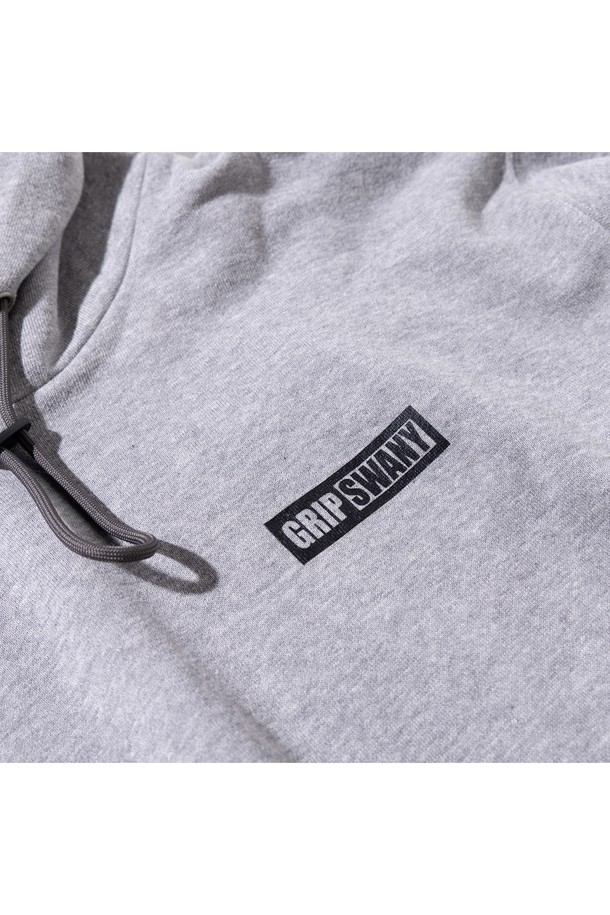 [GSMCT-075] GS 스웨트 후디 헤더 그레이는 캐주얼, 미니멀, 클래식 스타일을 아우르는 공용 후드 티셔츠입니다. 부드러운 면 소재에 릴랙스 핏으로 제작되어 편안한 착용감을 선사하며, 봄, 가을, 겨울 시즌에 활용하기 좋습니다. 헤더 그레이 컬러에 무지 디자인으로 어떤 스타일에도 잘 어울립니다. 두꺼운 두께감과 긴 소매 기장으로 따뜻함을 유지하며, 코드 스토퍼와 아즈마 뒷면 기계 제작으로 섬세함을 더했습니다. 집콕룩, 캠핑룩 등 다양한 TPO에 활용할 수 있는 베이직한 아이템입니다.
