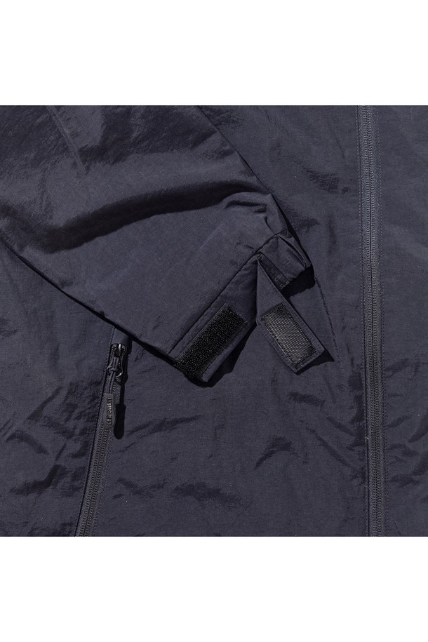 [GSWJ-081] 브러쉬드 메쉬 안감 코트 블랙은 우아한 스타일을 추구하는 여성들을 위한 미디엄 기장의 후드 코트입니다. 블랙 컬러의 무지 디자인으로, 출근룩과 여행룩 등 다양한 TPO에 활용 가능합니다. A라인 핏에 뒷면 플리츠 디테일을 더해 여성스러운 실루엣을 연출하며, 발수 기능을 갖춰 야외 활동에도 적합합니다. 두꺼운 두께감의 나일론 소재와 부드러운 촉감, 기모 메쉬 안감으로 가을, 겨울철 따뜻하고 편안하게 착용할 수 있습니다. 클래식, 미니멀, 캐주얼 스타일 모두 소화 가능한 활용도 높은 아이템입니다.
