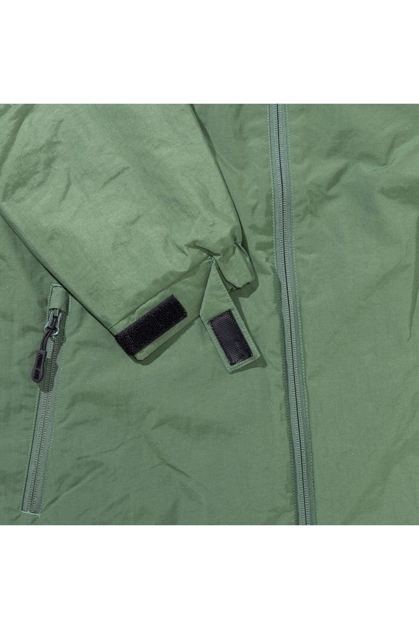 [GSWJ-081] 브러쉬드 메쉬 라이닝 코트 그린은 여성스러운 스타일을 연출하는 미디엄 기장의 후디 코트입니다. 그린 컬러의 무지 디자인으로, 가을과 겨울에 따뜻하게 착용할 수 있습니다. A라인 핏에 집업 방식으로 편안하게 여밀 수 있으며, 발수 기능과 보온성을 갖춰 일상 및 아웃도어 활동에 적합합니다. 특히 플리츠 디테일과 부드러운 촉감의 기모 안감, 메쉬 라이닝으로 고급스러움을 더했습니다. 여행룩, 산책룩 등 다양한 TPO에 미니멀, 캐주얼, 클래식 스타일로 활용하기 좋습니다.
