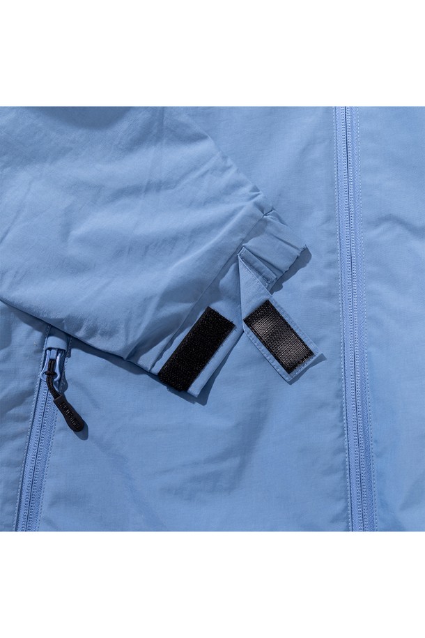 [GSWJ-081] 브러쉬드 메쉬 라이닝 코트 블루는 가을과 겨울, 일상과 아웃도어 활동 모두에 적합한 여성용 코트입니다. 캐주얼, 미니멀, 고프코어 스타일을 아우르며 여행룩, 캠핑룩 연출에 용이합니다. 블루 컬러의 무지 디자인에 A라인 핏으로 세련된 실루엣을 선사하며, 긴 소매와 후드, 집업 여밈 방식으로 편안함을 더했습니다. 두꺼운 두께감과 부드러운 촉감의 나일론 소재, 기모 안감, 발수 기능, 메쉬 라이닝, 플리츠 디테일이 특징입니다. 보온성과 발수 기능을 갖춘 실용적인 아이템입니다.
