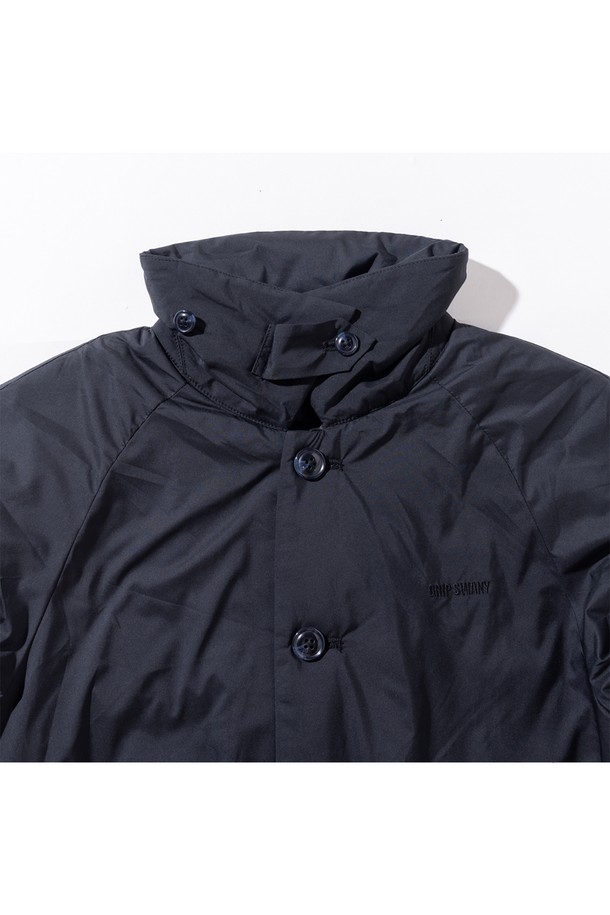 [GSWJ-082] 소티엔 카라 푸퍼 코트 블랙은 여성스러운 A라인 핏과 롱 기장으로 세련된 실루엣을 연출합니다. 겨울철 따뜻함을 책임지는 두꺼운 두께감의 패딩 충전재와 플리츠 디테일이 돋보이는 디자인입니다. 미니멀하고 클래식한 스타일로 출근룩에 적합하며, 싱글 버튼 여밈 방식으로 깔끔하게 착용할 수 있습니다. 블랙 컬러의 무지 디자인으로 어떤 옷에도 쉽게 매치하여 다양한 스타일을 연출할 수 있습니다. 나일론 소재로 제작되어 가볍고 편안한 착용감을 선사합니다.
