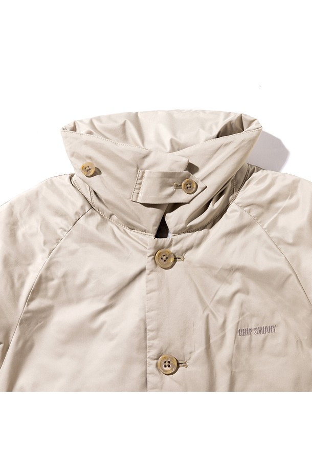 [GSWJ-082] 수티앵칼라 푸퍼 코트 베이지는 여성용 패딩 코트로, 겨울철 일상과 출근룩에 적합한 미니멀하고 클래식한 스타일을 연출합니다. 롱 기장의 A라인 핏으로, 무지 디자인에 버튼 여밈 방식을 갖추고 있습니다. 겉감은 나일론 소재이며, 두꺼운 두께감과 긴 소매 기장으로 보온성을 높였습니다. 

**추가 정보:**

*   **안감**: 패딩
*   **기타 특징**: 플리츠 디테일 및 충전재 포함
