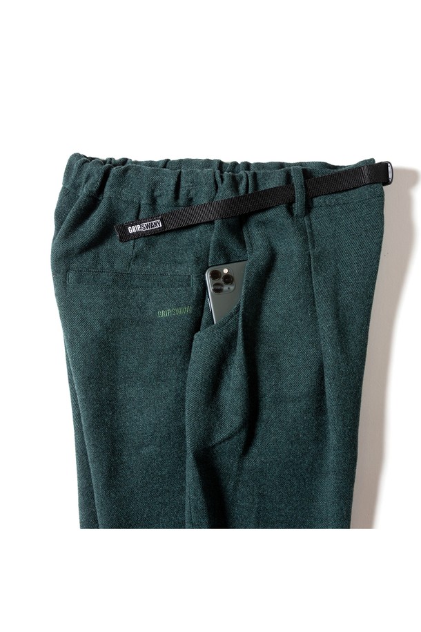 [GSWP-084] 울 라이크 테이퍼드 팬츠 다크 그린은 가을, 겨울 시즌을 위한 여성용 테이퍼드 팬츠입니다. 부드러운 촉감의 울 소재로 제작되어 편안한 착용감을 선사하며, 톤 다운된 다크 그린 컬러가 클래식한 무드를 연출합니다. 루즈핏에 투턱과 플리츠, 멜란지 디테일이 더해져 세련된 실루엣을 완성하며, 밴딩 허리 디자인으로 활동성을 높였습니다. 오피스룩, 출근룩, 모임룩 등 다양한 TPO에 활용할 수 있는 미니멀하고 클래식한 스타일의 긴 바지입니다.
