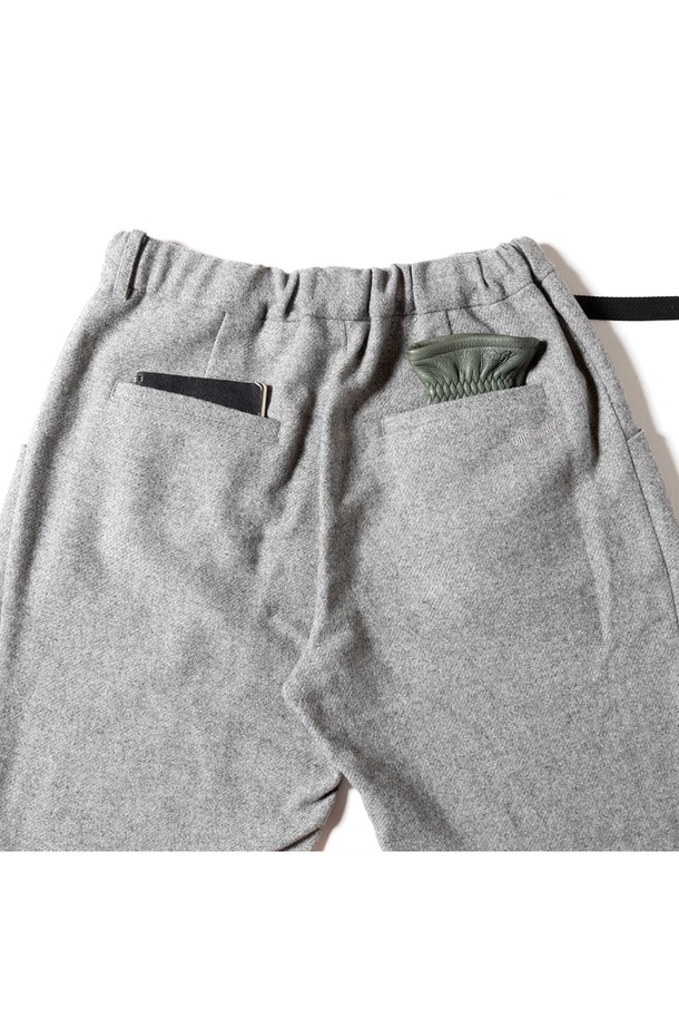 [GSWP-084] 울 라이크 테이퍼드 팬츠 그레이는 부드러운 촉감의 울 소재로 제작되어 가을, 겨울 시즌에 착용하기 좋은 여성 테이퍼드 팬츠입니다. 멜란지 느낌의 은은한 그레이 컬러와 무지 패턴이 어우러져 클래식하고 베이직한 분위기를 연출합니다. 허리 밴딩과 투턱 디테일, 플리츠 디자인으로 편안한 착용감과 세련된 실루엣을 동시에 선사합니다. 출근룩, 오피스룩, 비즈니스 캐주얼 등 다양한 TPO에 활용 가능한 레귤러핏 긴바지입니다. 미니멀하고 시크한 스타일을 선호하는 분들께 추천합니다.
