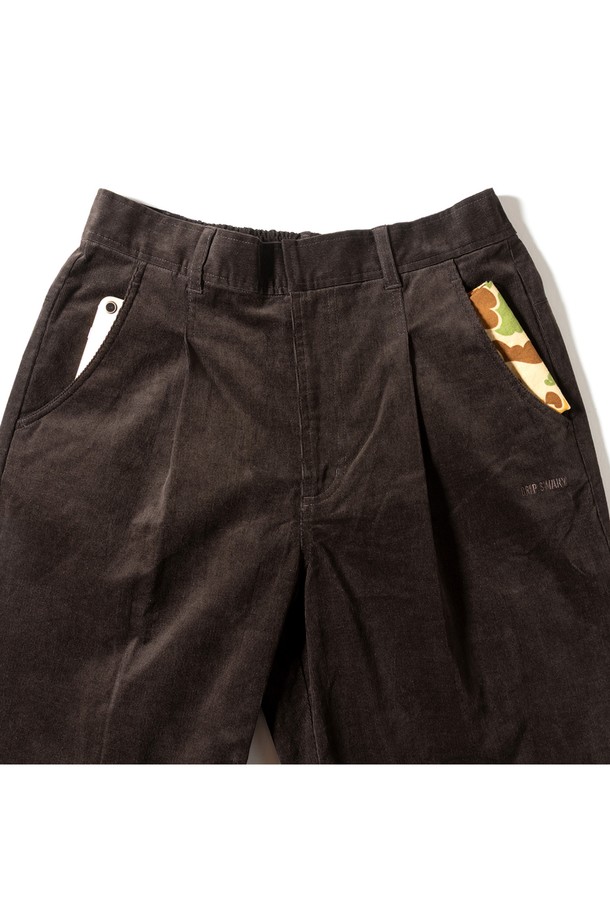 GSWP-085 코듀로이 스트레치 와이드 팬츠 다크 브라운은 여성용 바지로, 가을과 겨울에 따뜻하게 입을 수 있습니다. 부드러운 촉감의 코듀로이 소재에 스트레치 기능이 더해져 편안한 착용감을 제공하며, 와이드핏과 긴 기장으로 다리가 길어 보이는 효과를 줍니다. 캐주얼, 베이직 스타일을 연출하기 좋으며, 출근룩이나 모임룩으로 활용하기 좋습니다. 밴딩 처리로 편안함을 더했으며, 두꺼운 두께감으로 따뜻함을 유지해 줍니다.
