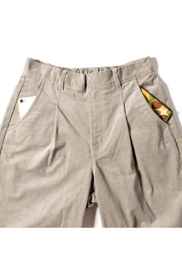 [GSWP-085] 코듀로이 스트레치 와이드 팬츠 베이지는 부드러운 코듀로이 소재로 제작되어 가을과 겨울에 따뜻하게 착용할 수 있습니다. 넉넉한 와이드 핏과 허리 밴딩으로 편안한 착용감을 제공하며, 스트레치 기능이 더해져 활동성을 높였습니다. 베이직하고 캐주얼한 디자인으로 산책룩, 집콕룩 등 다양한 TPO에 활용 가능하며, 미니멀, 클래식 스타일을 즐기는 분들께 추천합니다. 색상은 은은한 베이지 컬러로 어떤 상의와도 매치하기 용이합니다.
