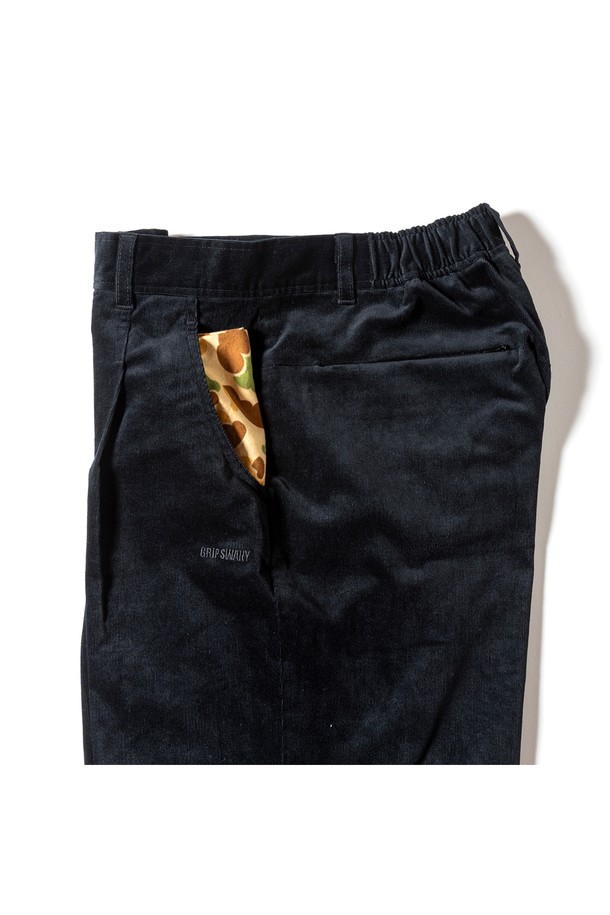 [GSWP-085] 코듀로이 스트레치 와이드 팬츠 블랙은 가을, 겨울 시즌에 어울리는 여성용 코듀로이 팬츠입니다. 부드러운 촉감의 두꺼운 코듀로이 소재에 스트레치 기능이 더해져 편안한 착용감을 선사합니다. 루즈핏 와이드 스타일로, 캐주얼, 미니멀, 클래식 스타일을 모두 소화하며, 출근룩으로도 활용 가능합니다. 허리 부분은 고무 밴딩 처리되어 활동성을 높였습니다. 무지 디자인의 블랙 컬러로 다양한 상의와 쉽게 매치할 수 있습니다.
