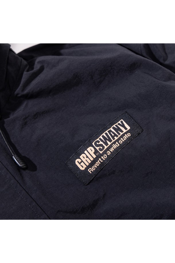 **[GSMJ-055] 리플렉티브 라인 필드 재킷 블랙**은 남성용 필드 재킷으로, 일상 및 아웃도어 활동에 적합합니다. MACLOWLY® 발수 소재와 방수 기능을 갖춰 변덕스러운 날씨에도 쾌적함을 유지하며, 탈부착 가능한 후드와 기모 메쉬 안감으로 보온성을 더했습니다. 밀리터리 및 스포티 스타일을 결합한 디자인으로, 리플렉티브 테이프 디테일이 야간 활동 시 안전성을 높여줍니다. 출근룩, 여행룩, 캠핑룩 등 다양한 TPO에 캐주얼, 미니멀, 스포티 스타일로 연출할 수 있는 활용도 높은 아이템입니다.
