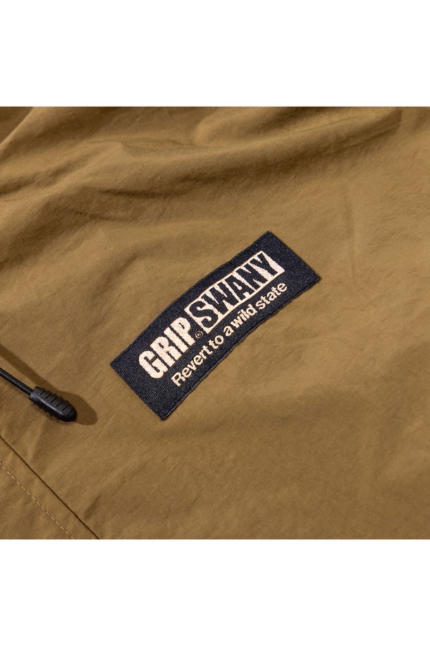 [GSMJ-055] REFLECTIVE LINE FIELD 재킷 카키는 일상, 아웃도어 활동은 물론 여행, 캠핑, 등산 시에도 활용하기 좋은 필드 재킷입니다. 봄, 가을, 겨울 세 계절에 걸쳐 착용 가능하며, 레귤러핏으로 제작되어 편안한 착용감을 선사합니다. 밀리터리 스타일을 기반으로 무지 패턴과 크롭 기장으로 디자인되었으며, 집업 방식으로 간편하게 여밀 수 있습니다. 

주요 소재는 튼튼한 타슬란과 통기성이 좋은 메쉬를 사용하고, 두꺼운 두께감으로 보온성을 높였습니다. 후드와 리플렉티브 테이프 디테일, 발수 기능이 더해져 기능성을 더했으며, 캐주얼, 고프코어, 워크웨어 스타일을 즐겨 입는 분들께 추천합니다.
