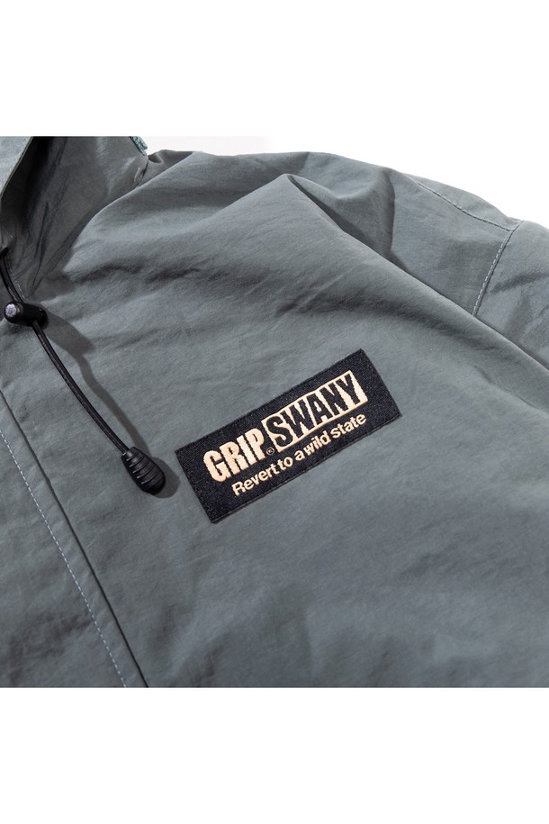 [GSMJ-055] 리플렉티브 라인 필드 재킷 모스 그린은 일상과 아웃도어 활동 모두에 적합한 남녀 공용 아우터입니다. 모스 그린 컬러의 무지 디자인으로 밀리터리 및 스포티 스타일을 연출하며, 봄, 가을, 겨울 세 계절 모두 착용 가능합니다. 레귤러핏의 긴 소매 필드 재킷으로, 후드 탈부착이 가능하며, 리플렉티브 테이프 디테일과 발수 기능, 기모 메쉬 안감을 갖춰 기능성을 높였습니다. 여행, 캠핑, 등산 등 다양한 TPO에 캐주얼, 고프코어, 스포티 스타일로 활용할 수 있는 두꺼운 두께의 재킷입니다.
