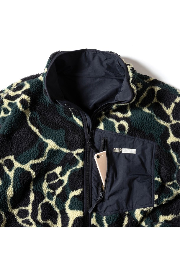 [GSMJ-060] 리버시블 재킷 4.0 블랙은 남성을 위한 아우터입니다. 가을과 겨울에 착용하기 적합하며, 두꺼운 두께감으로 보온성을 높였습니다. 
블랙 컬러의 레귤러핏 디자인으로, 밀리터리 및 캐주얼 스타일을 연출할 수 있습니다. 
나일론 소재의 발수 기능이 있어, 일상생활에서 실용적으로 활용 가능합니다. 
카모 패턴의 리버시블 스타일이며, 긴 소매와 집업 여밈 방식으로 편안하게 착용할 수 있습니다.
미니멀하고 캐주얼한 스타일을 선호하는 남성에게 적합한 아이템입니다.
