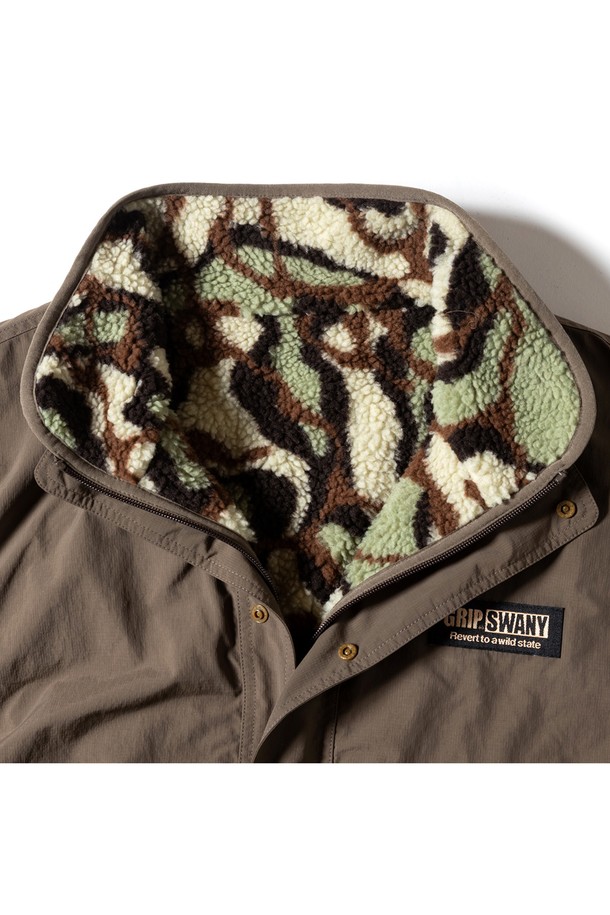 [GSMJ-060] 리버시블 재킷 4.0 브라운은 남성용 리버시블 자켓입니다. 가을과 겨울에 착용하기 좋으며, 밀리터리 및 캐주얼 스타일을 연출할 수 있습니다. 브라운 컬러의 카모 패턴 디자인에 레귤러핏으로 제작되었으며, 나일론 소재를 사용하여 두꺼운 두께감과 부드러운 촉감을 제공합니다. 발수 기능을 갖추고 있어 일상생활은 물론 여행룩과 캠핑룩에도 적합하며, 집업 여밈 방식과 긴 소매 기장으로 편안하게 착용할 수 있습니다.
