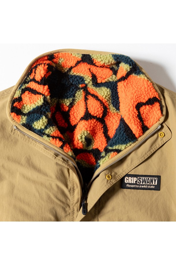 [GSMJ-060] 리버시블 재킷 4.0 베이지는 가을, 겨울 시즌 착용하기 좋은 아우터입니다. 베이지, 오렌지, 그린 세 가지 색상으로 출시되었으며, 밀리터리, 캐주얼 스타일을 모두 소화할 수 있습니다. 카모 패턴과 레귤러핏 디자인으로, 여행룩이나 캠핑룩, 고프코어 스타일을 연출하기 좋습니다. 두꺼운 두께감과 나일론, 보아 소재, 발수 기능으로 제작되어 실용성을 더했습니다. 집업 여밈 방식과 긴 소매 기장으로 편안하게 착용할 수 있는 리버시블 재킷입니다.
