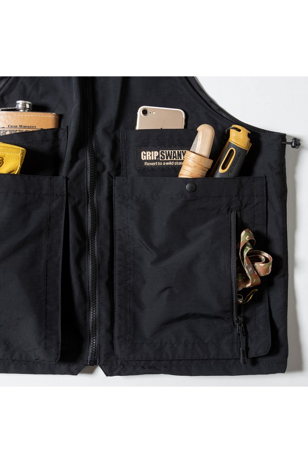 [GSMV-063] 기어 백 베스트 5.0 블랙은 아웃도어 활동과 일상에서 모두 활용 가능한 남성용 베스트입니다. 사계절 착용 가능하며, 밀리터리, 스포티 스타일을 연출할 수 있습니다. 레귤러 핏에 라운드넥 디자인으로, 뻣뻣한 촉감의 나일론, 폴리에스터 혼방 소재로 제작되었습니다. 다수의 수납공간과 지퍼 디테일, 2WAY 디자인, 토트백 변형 기능, 기어백 스타일을 갖춰 수납과 사이즈 조절이 용이합니다. 여행, 캠핑, 등산 등 다양한 TPO에 고프코어, 스포티, 워크웨어 스타일로 활용하기 좋습니다.
