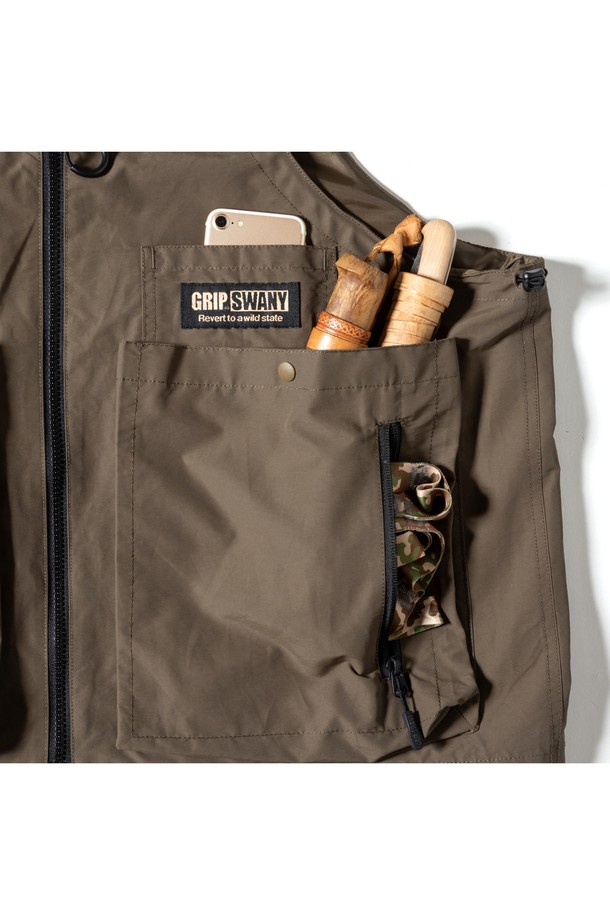 [GSMV-063] 기어 백 베스트 5.0 카키는 아웃도어 및 일상에서 활용하기 좋은 공용 베스트입니다. 봄, 가을에 적합하며, 밀리터리, 아웃도어 스타일을 연출할 수 있습니다. 60/40 크로스 소재를 사용하여 뻣뻣한 촉감을 주며, 백팩 수준의 수납력을 자랑합니다. 하단 지퍼를 열어 토트백으로 변형하여 2WAY 사용이 가능합니다. 여행, 캠핑, 등산 등 다양한 TPO(Time, Place, Occasion)에 고프코어, 캐주얼, 워크웨어 스타일로 연출해 보세요.
