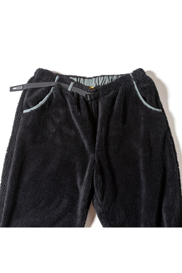 [GSMCP-064] CORAL FLEECE PANTS BLACK은 겨울철 따뜻함을 책임지는 블랙 컬러의 코랄 플리스 팬츠입니다. 부드러운 촉감과 푹신한 착용감으로 편안함을 선사하며, 일상 및 방한용으로 활용하기 좋습니다. 밴딩 처리로 활동성을 높였으며, 레귤러핏 디자인으로 캐주얼한 스타일을 연출합니다. 두꺼운 두께감의 플리스 소재로 보온성을 극대화하여 추운 날씨에도 따뜻하게 입을 수 있습니다. 세탁 시에는 세탁망 사용 및 찬물 세탁을 권장하며, 건조기 사용은 피해주세요.
