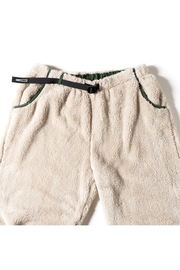 [GSMCP-064] 코랄 플리스 팬츠 라이트 베이지는 부드러운 코랄 플리스 소재로 제작되어 푹신한 촉감과 뛰어난 보온성을 제공하는 겨울철 필수 아이템입니다. 일상, 산책, 여행 등 다양한 TPO에 활용하기 좋은 캐주얼 스타일의 레귤러핏 긴 바지입니다. 라이트 베이지 컬러의 무지 디자인으로 미니멀하고 클래식한 분위기를 연출합니다. 밴딩 처리되어 편안한 착용감을 선사하며, 두꺼운 두께감으로 따뜻하게 몸을 감싸줍니다. 세탁 시에는 세탁망 사용 및 찬물 세탁을 권장하며, 건조기 사용은 피해주세요.
