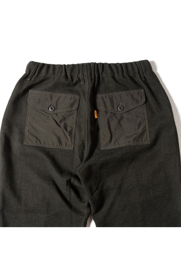 [GSMP-066] 울 라이크 필드 팬츠 카키는 남성용 바지로, 가을과 겨울에 착용하기 좋은 긴 기장의 필드 팬츠입니다. 울 소재를 사용하여 부드러운 촉감과 두꺼운 두께감을 제공하며, 레귤러 핏으로 편안하게 착용할 수 있습니다. 밀리터리 및 워크웨어 스타일을 기반으로 하여 출근룩과 비즈니스 캐주얼, 클래식, 워크웨어, 미니멀 스타일에도 잘 어울립니다. 카키 색상의 무지 디자인에 무릎 보강과 포켓 디테일, 멜란지 원단으로 포인트를 더했습니다.
