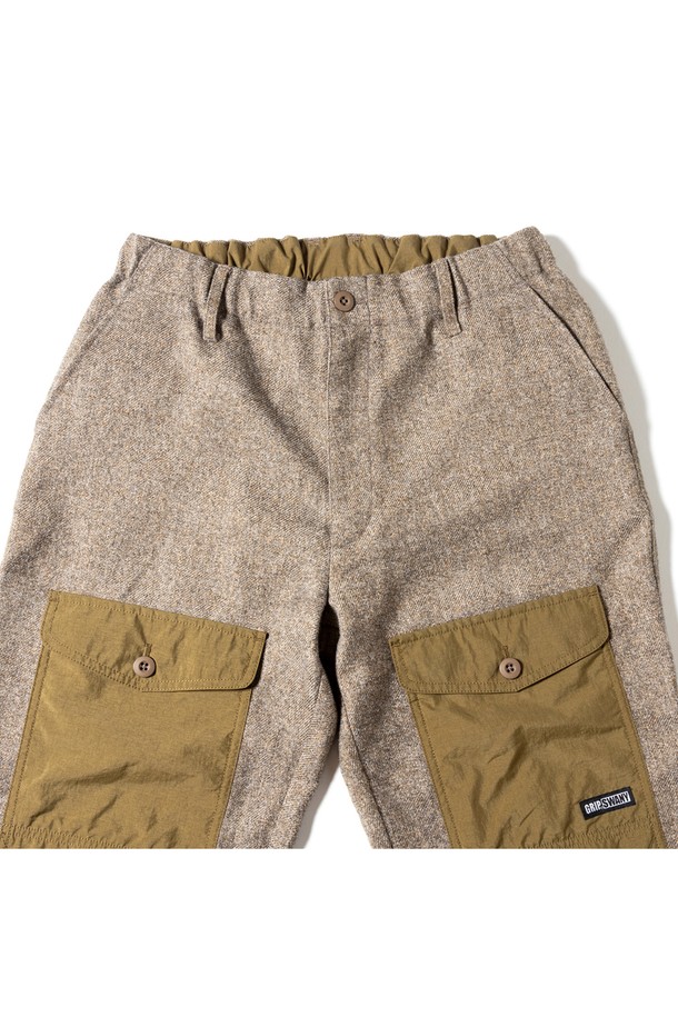 [GSMP-066] 울 라이크 필드 팬츠 브라운은 가을, 겨울 시즌 남성 고객을 위한 레귤러핏 긴바지입니다. 울 소재 특유의 부드러운 촉감과 멜란지 텍스처가 특징이며, 일상 및 아웃도어 활동에 적합합니다. 밀리터리, 워크웨어 스타일을 기반으로 무릎 보강과 포켓 디테일, 밴딩 처리로 활동성을 높였습니다. 넉넉한 두께감으로 보온성을 제공하며 출근룩, 캠핑룩 등 다양한 TPO에 클래식, 워크웨어, 미니멀 스타일로 활용하기 좋습니다.
