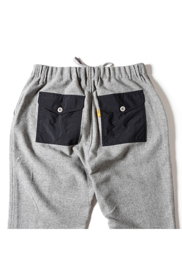 [GSMP-066] 울 라이크 필드 팬츠 그레이는 가을, 겨울 시즌에 어울리는 남성용 필드 팬츠입니다. 멜란지 패턴의 울 라이크 소재를 사용하여 부드러운 촉감과 트위드 느낌을 살렸으며, 레귤러 핏으로 편안하게 착용 가능합니다. 일상 및 아웃도어 활동 모두에 적합하며, 무릎 보강과 포켓 디테일로 실용성을 더했습니다. 워크웨어와 밀리터리 스타일을 결합하여 클래식하면서도 미니멀한 무드를 연출하며, 출근룩으로도 활용하기 좋습니다. 관리 또한 용이합니다.
