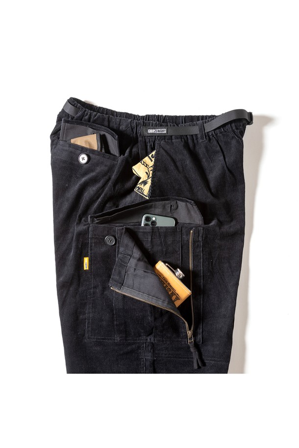 [GSMP-067] 코듀로이 부쉬 팬츠 블랙은 밀리터리 스타일과 캐주얼 무드를 동시에 느낄 수 있는 남성용 긴바지입니다. 가을과 겨울에 적합한 두꺼운 두께의 코듀로이와 면 혼방 소재로 제작되어 따뜻하고 편안한 착용감을 제공합니다. 루즈핏으로 활동성을 높였으며, 밀리터리 스타일 포켓 디테일과 밑단 스트링으로 포인트를 더했습니다. 허리 부분은 스핀들 테이프와 당김 손잡이로 조절 가능하며, 캠핑룩이나 워크웨어 스타일 연출에 활용하기 좋습니다. 블랙 컬러의 무지 디자인으로 다양한 상의와 손쉽게 매치할 수 있습니다.
