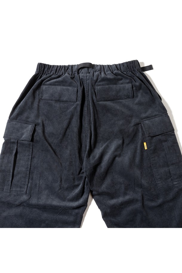 [GSMP-067] 코듀로이 부쉬 팬츠 다크 그레이는 가을, 겨울 시즌에 어울리는 남성용 바지입니다. 두꺼운 코듀로이와 면 혼방 소재로 제작되어 따뜻하고 편안한 착용감을 제공합니다. 다크 그레이 컬러의 무지 디자인에 레귤러 핏으로, 밀리터리 및 캐주얼 스타일을 연출하기 좋습니다. 밑단 스트링과 포켓 디테일이 돋보이며, 스핀들 테이프 밴딩으로 허리 조절이 용이합니다. 일상복으로 활용하기 좋은 실용적인 아이템입니다.
