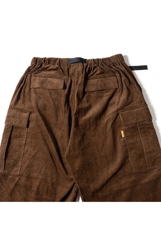 [GSMP-067] 코듀로이 부쉬 팬츠 모카는 가을, 겨울 시즌에 어울리는 남성용 긴바지입니다. 밀리터리, 캐주얼 스타일을 아우르는 디자인으로, 밴딩 허리와 루즈핏으로 편안한 착용감을 제공합니다. 부드러운 코듀로이와 면 혼방 소재로 제작되었으며, 두꺼운 두께감으로 따뜻함을 더합니다. 스핀들 테이프 당김 손잡이, 밑단 스트링, 포켓 디테일이 특징이며, 캠핑룩, 산책룩, 캐주얼, 클래식, 워크웨어 스타일을 연출하기 좋습니다. 무지 디자인의 모카 컬러로 다양한 상의와 손쉽게 매치할 수 있습니다.
