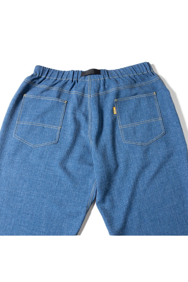 [GSMP-068] 데님 라이크 팬츠 루즈 핏 라이트 인디고는 캐주얼 스타일을 위한 데님 팬츠입니다. 봄, 여름 시즌에 적합하며, 가볍고 부드러운 촉감의 데님 소재로 제작되었습니다. 루즈핏, 와이드, 테이퍼드 핏을 아우르는 디자인으로 편안한 착용감을 선사하며, UV 차단, 속건, 항균 기능을 갖추었습니다. 라이트 인디고 컬러와 무지 패턴으로 미니멀한 스타일을 연출하기 좋습니다.
