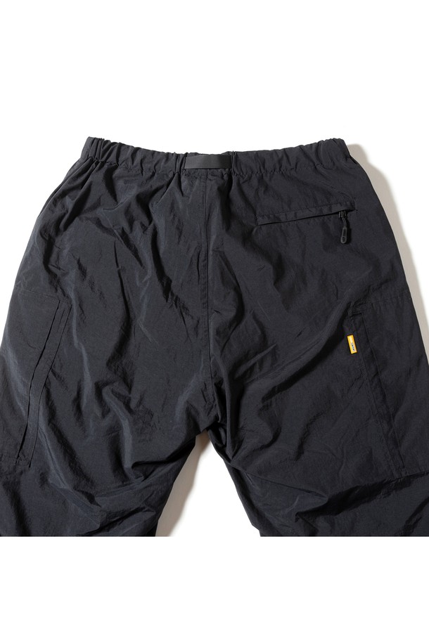 [GSMP-070] 브러쉬드 메쉬 라이닝 필드 팬츠 블랙은 남성용 필드 팬츠로, 가을과 겨울에 착용하기 좋습니다. MACLOWLY® 소재를 사용하여 내구성이 뛰어나며, 발수 및 보온 기능을 제공합니다. 와이드핏에 두꺼운 두께감으로 제작되었으며, 기모 메쉬 안감으로 편안한 착용감을 선사합니다. 무릎 액션 프리츠 디자인과 주름이 잘 생기지 않는 특징으로 활동성과 관리가 용이합니다. 등산룩, 캠핑룩, 고프코어 및 스포티, 워크웨어 스타일을 즐기는 분들께 추천합니다.
