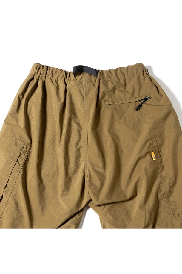 [GSMP-070] 브러쉬드 메쉬 라이닝 필드 팬츠 코요테는 남성용 필드 팬츠로, 가을과 겨울에 적합한 두꺼운 두께감과 보온성을 제공합니다. 발수 기능과 톤온톤 무지의 코요테 컬러가 특징이며, 밀리터리 및 아웃도어 스타일을 연출합니다. MACLOWLY® 소재를 사용하여 내구성을 높였으며, 무릎 액션 프리츠 디테일로 활동성을 더했습니다. 와이드핏으로 편안함을 강조하며, 기모 메쉬 안감으로 부드러운 착용감을 선사합니다. 캠핑룩, 등산룩, 여행룩, 고프코어 및 워크웨어 스타일을 즐기는 분들께 추천합니다.
