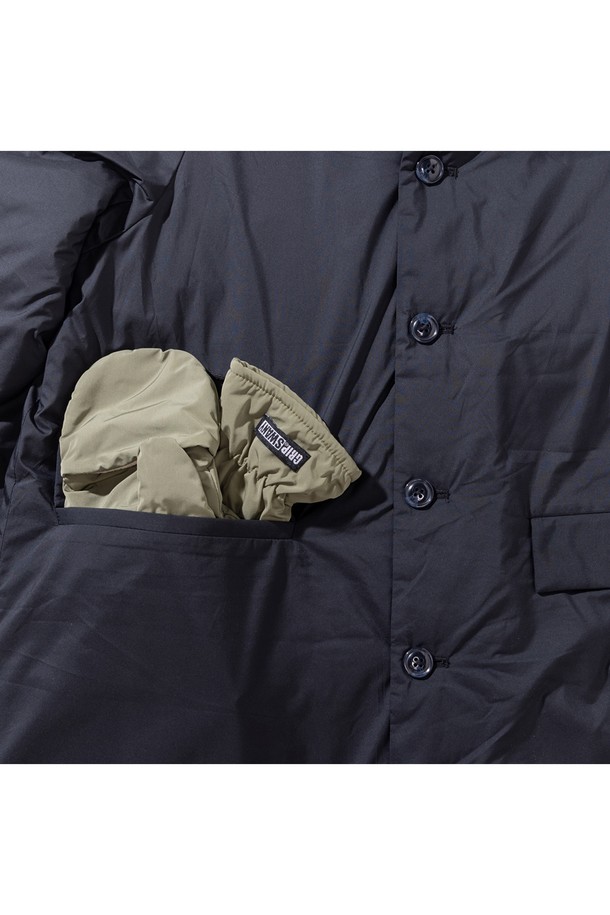 [GSWJ-082] 소티엔 카라 푸퍼 코트 블랙은 여성스러운 A라인 핏과 롱 기장으로 세련된 실루엣을 연출합니다. 겨울철 따뜻함을 책임지는 두꺼운 두께감의 패딩 충전재와 플리츠 디테일이 돋보이는 디자인입니다. 미니멀하고 클래식한 스타일로 출근룩에 적합하며, 싱글 버튼 여밈 방식으로 깔끔하게 착용할 수 있습니다. 블랙 컬러의 무지 디자인으로 어떤 옷에도 쉽게 매치하여 다양한 스타일을 연출할 수 있습니다. 나일론 소재로 제작되어 가볍고 편안한 착용감을 선사합니다.
