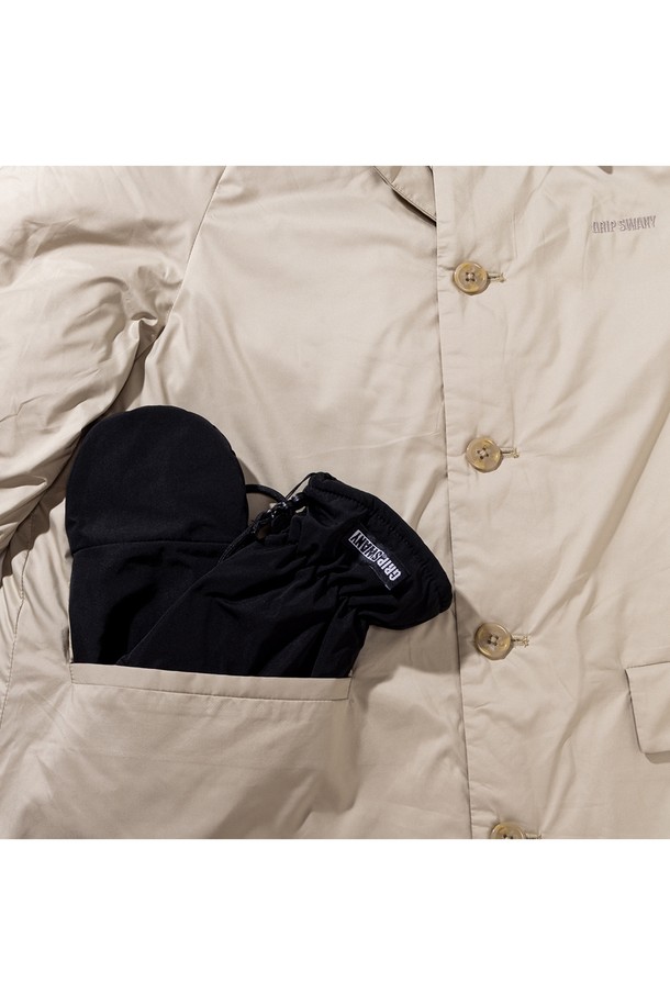 [GSWJ-082] 수티앵칼라 푸퍼 코트 베이지는 여성용 패딩 코트로, 겨울철 일상과 출근룩에 적합한 미니멀하고 클래식한 스타일을 연출합니다. 롱 기장의 A라인 핏으로, 무지 디자인에 버튼 여밈 방식을 갖추고 있습니다. 겉감은 나일론 소재이며, 두꺼운 두께감과 긴 소매 기장으로 보온성을 높였습니다. 

**추가 정보:**

*   **안감**: 패딩
*   **기타 특징**: 플리츠 디테일 및 충전재 포함
