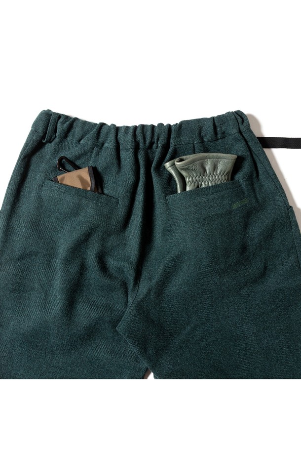 [GSWP-084] 울 라이크 테이퍼드 팬츠 다크 그린은 가을, 겨울 시즌을 위한 여성용 테이퍼드 팬츠입니다. 부드러운 촉감의 울 소재로 제작되어 편안한 착용감을 선사하며, 톤 다운된 다크 그린 컬러가 클래식한 무드를 연출합니다. 루즈핏에 투턱과 플리츠, 멜란지 디테일이 더해져 세련된 실루엣을 완성하며, 밴딩 허리 디자인으로 활동성을 높였습니다. 오피스룩, 출근룩, 모임룩 등 다양한 TPO에 활용할 수 있는 미니멀하고 클래식한 스타일의 긴 바지입니다.
