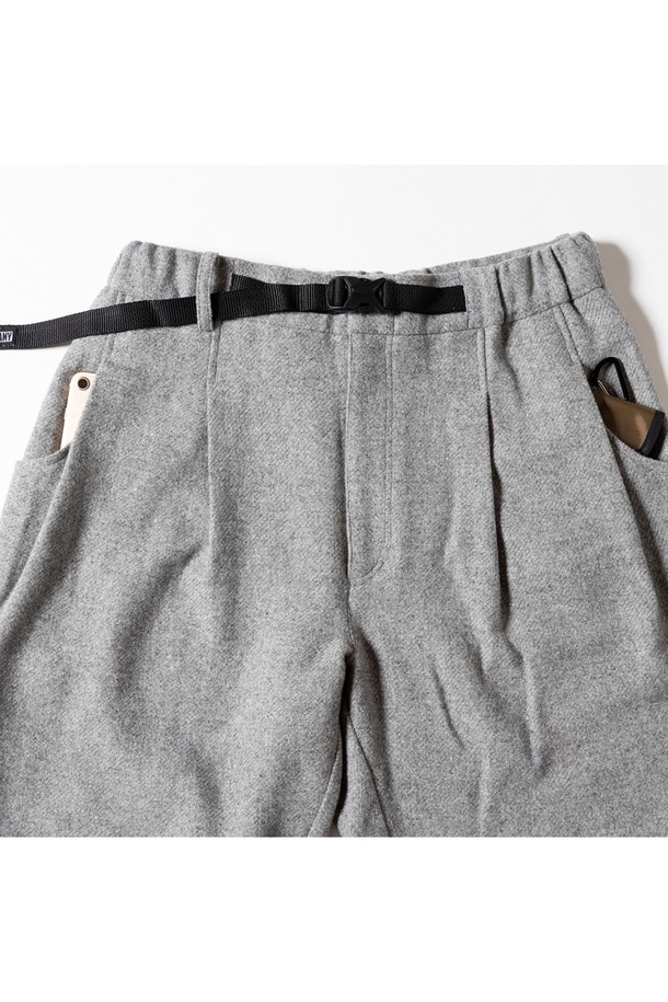 [GSWP-084] 울 라이크 테이퍼드 팬츠 그레이는 부드러운 촉감의 울 소재로 제작되어 가을, 겨울 시즌에 착용하기 좋은 여성 테이퍼드 팬츠입니다. 멜란지 느낌의 은은한 그레이 컬러와 무지 패턴이 어우러져 클래식하고 베이직한 분위기를 연출합니다. 허리 밴딩과 투턱 디테일, 플리츠 디자인으로 편안한 착용감과 세련된 실루엣을 동시에 선사합니다. 출근룩, 오피스룩, 비즈니스 캐주얼 등 다양한 TPO에 활용 가능한 레귤러핏 긴바지입니다. 미니멀하고 시크한 스타일을 선호하는 분들께 추천합니다.
