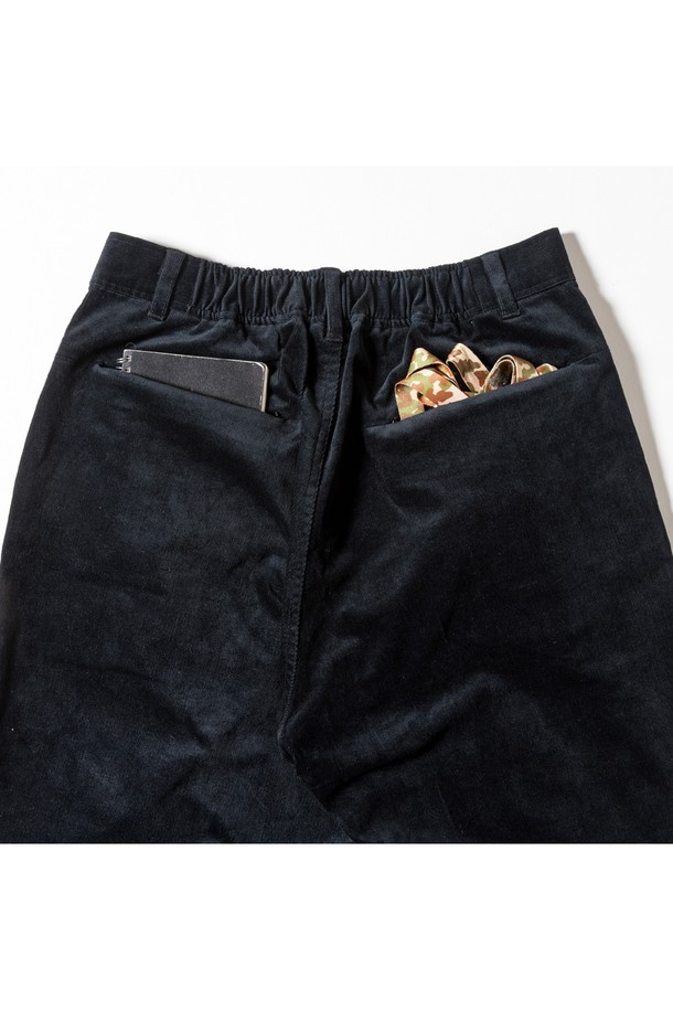 GSWP-085 코듀로이 스트레치 와이드 팬츠 블랙은 부드러운 촉감의 코듀로이 소재로 제작되어 가을과 겨울에 따뜻하게 입을 수 있는 여성용 긴바지입니다. 베이직하고 캐주얼한 스타일로 일상에서 편안하게 착용하기 좋으며, 루즈핏과 와이드한 핏으로 활동성을 높였습니다. 밴딩 처리로 편안함을 더했으며, 무지 디자인에 블랙 컬러로 어떤 상의에도 잘 어울립니다. 스트레치 기능이 있어 편안한 착용감을 제공합니다.
