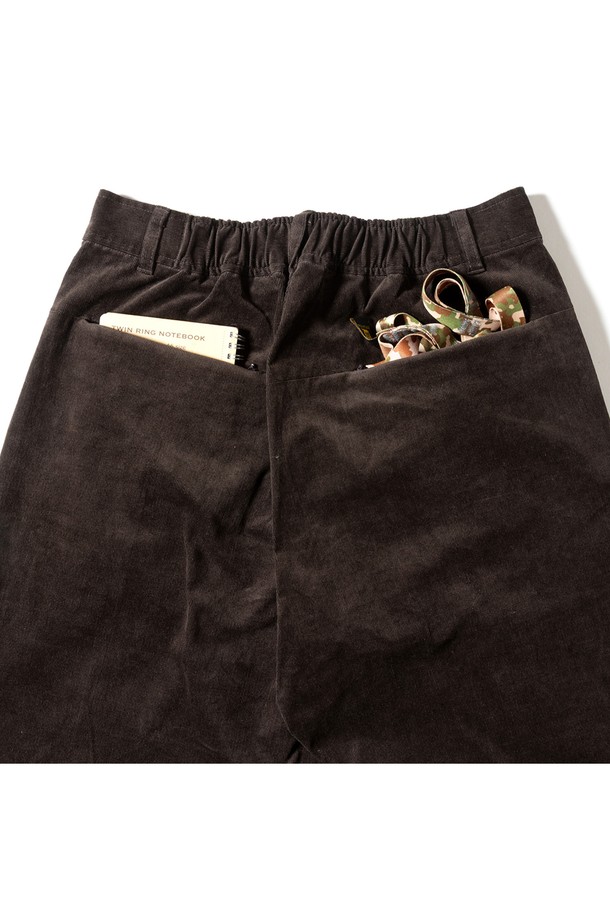 GSWP-085 코듀로이 스트레치 와이드 팬츠 다크 브라운은 여성용 바지로, 가을과 겨울에 따뜻하게 입을 수 있습니다. 부드러운 촉감의 코듀로이 소재에 스트레치 기능이 더해져 편안한 착용감을 제공하며, 와이드핏과 긴 기장으로 다리가 길어 보이는 효과를 줍니다. 캐주얼, 베이직 스타일을 연출하기 좋으며, 출근룩이나 모임룩으로 활용하기 좋습니다. 밴딩 처리로 편안함을 더했으며, 두꺼운 두께감으로 따뜻함을 유지해 줍니다.
