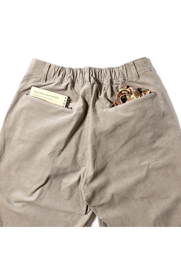 [GSWP-085] 코듀로이 스트레치 와이드 팬츠 베이지는 부드러운 코듀로이 소재로 제작되어 가을과 겨울에 따뜻하게 착용할 수 있습니다. 넉넉한 와이드 핏과 허리 밴딩으로 편안한 착용감을 제공하며, 스트레치 기능이 더해져 활동성을 높였습니다. 베이직하고 캐주얼한 디자인으로 산책룩, 집콕룩 등 다양한 TPO에 활용 가능하며, 미니멀, 클래식 스타일을 즐기는 분들께 추천합니다. 색상은 은은한 베이지 컬러로 어떤 상의와도 매치하기 용이합니다.
