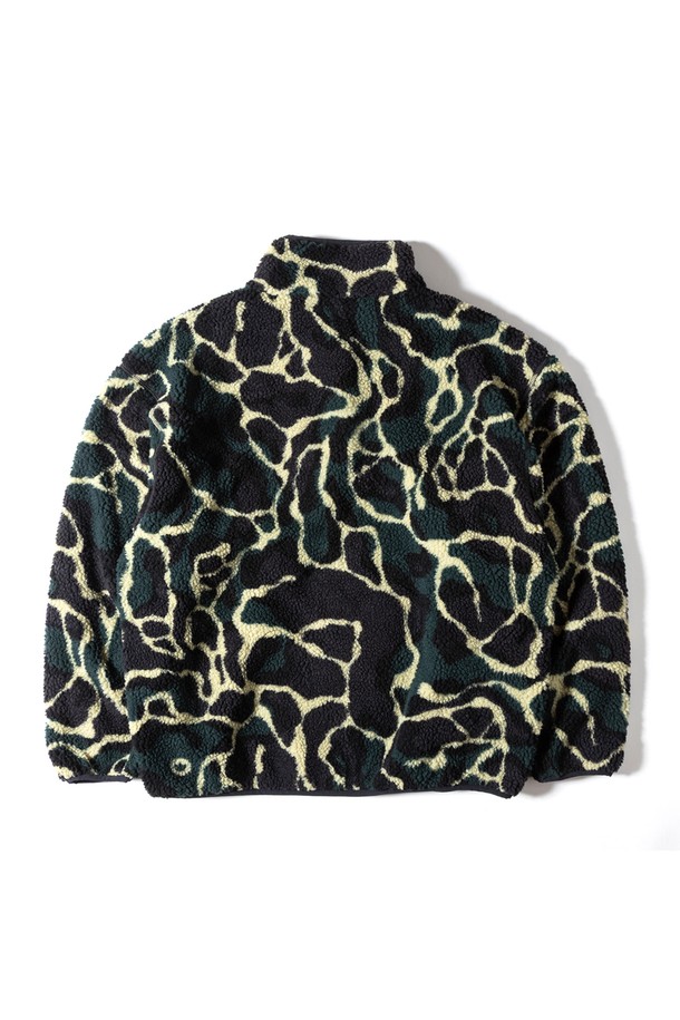 [GSMJ-060] 리버시블 재킷 4.0 블랙은 남성을 위한 아우터입니다. 가을과 겨울에 착용하기 적합하며, 두꺼운 두께감으로 보온성을 높였습니다. 
블랙 컬러의 레귤러핏 디자인으로, 밀리터리 및 캐주얼 스타일을 연출할 수 있습니다. 
나일론 소재의 발수 기능이 있어, 일상생활에서 실용적으로 활용 가능합니다. 
카모 패턴의 리버시블 스타일이며, 긴 소매와 집업 여밈 방식으로 편안하게 착용할 수 있습니다.
미니멀하고 캐주얼한 스타일을 선호하는 남성에게 적합한 아이템입니다.
