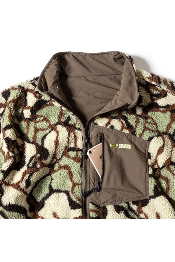 [GSMJ-060] 리버시블 재킷 4.0 브라운은 남성용 리버시블 자켓입니다. 가을과 겨울에 착용하기 좋으며, 밀리터리 및 캐주얼 스타일을 연출할 수 있습니다. 브라운 컬러의 카모 패턴 디자인에 레귤러핏으로 제작되었으며, 나일론 소재를 사용하여 두꺼운 두께감과 부드러운 촉감을 제공합니다. 발수 기능을 갖추고 있어 일상생활은 물론 여행룩과 캠핑룩에도 적합하며, 집업 여밈 방식과 긴 소매 기장으로 편안하게 착용할 수 있습니다.
