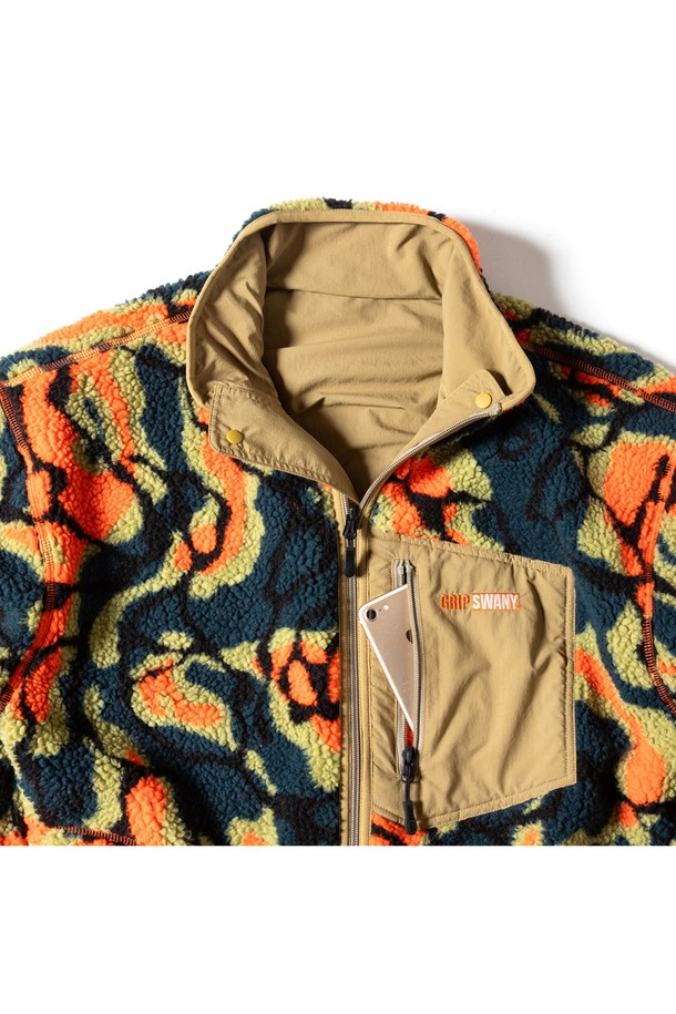 [GSMJ-060] 리버시블 재킷 4.0 베이지는 가을, 겨울 시즌 착용하기 좋은 아우터입니다. 베이지, 오렌지, 그린 세 가지 색상으로 출시되었으며, 밀리터리, 캐주얼 스타일을 모두 소화할 수 있습니다. 카모 패턴과 레귤러핏 디자인으로, 여행룩이나 캠핑룩, 고프코어 스타일을 연출하기 좋습니다. 두꺼운 두께감과 나일론, 보아 소재, 발수 기능으로 제작되어 실용성을 더했습니다. 집업 여밈 방식과 긴 소매 기장으로 편안하게 착용할 수 있는 리버시블 재킷입니다.
