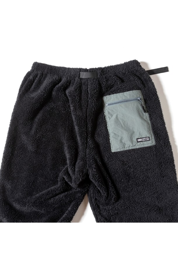 [GSMCP-064] CORAL FLEECE PANTS BLACK은 겨울철 따뜻함을 책임지는 블랙 컬러의 코랄 플리스 팬츠입니다. 부드러운 촉감과 푹신한 착용감으로 편안함을 선사하며, 일상 및 방한용으로 활용하기 좋습니다. 밴딩 처리로 활동성을 높였으며, 레귤러핏 디자인으로 캐주얼한 스타일을 연출합니다. 두꺼운 두께감의 플리스 소재로 보온성을 극대화하여 추운 날씨에도 따뜻하게 입을 수 있습니다. 세탁 시에는 세탁망 사용 및 찬물 세탁을 권장하며, 건조기 사용은 피해주세요.
